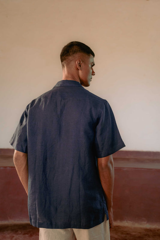 Back detail of a navy blue one-buttoned shirt