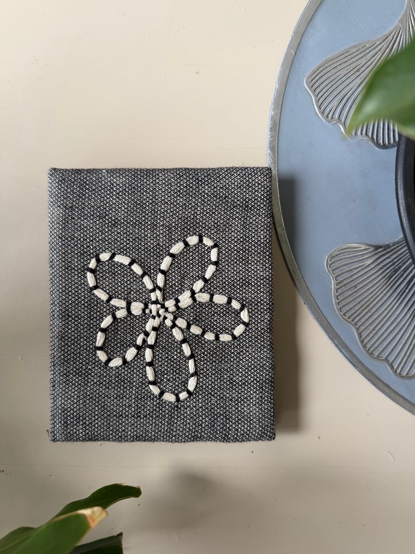 Monochrome flower mini diary